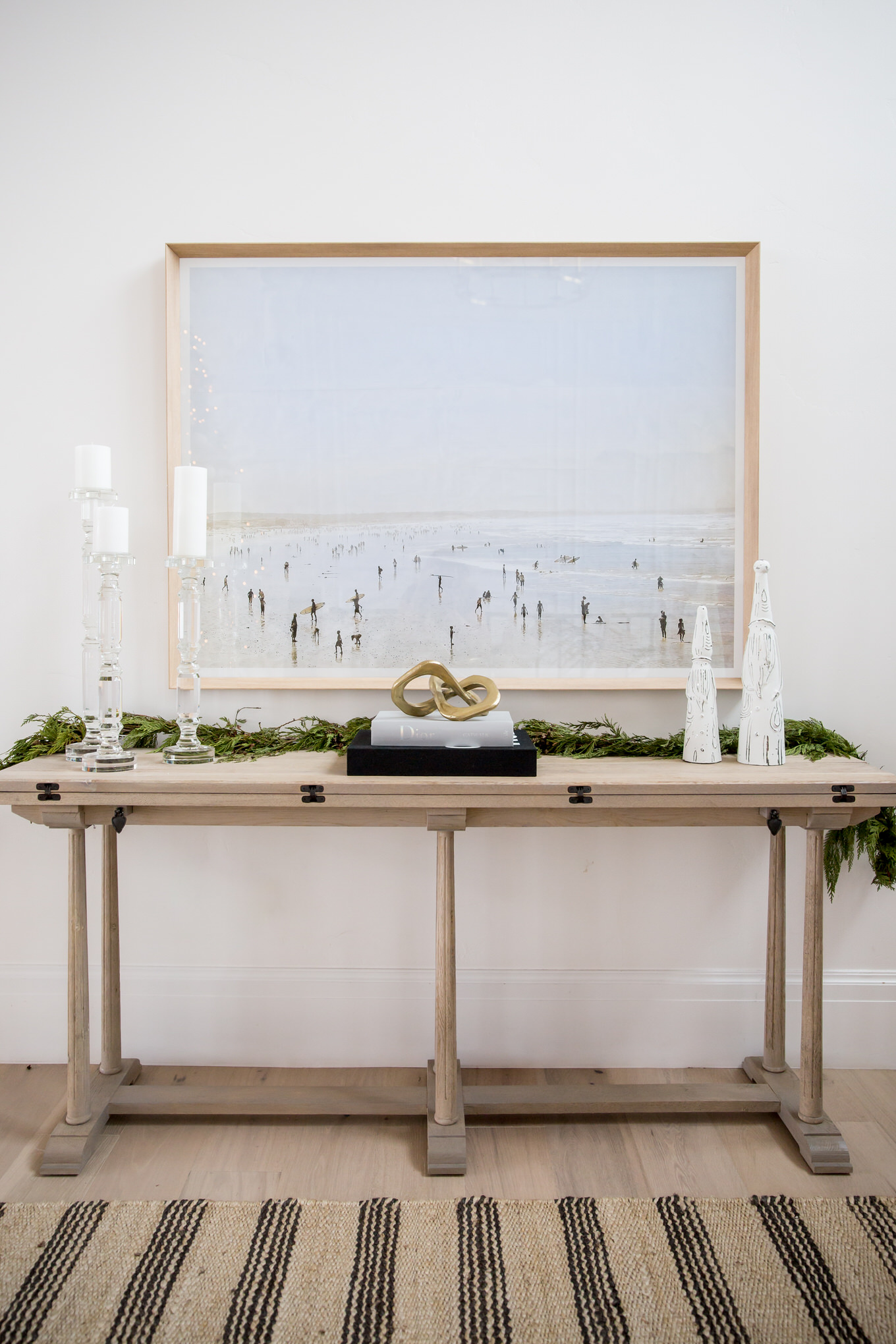 CHRISTMAS DECORATIONS IN FOYER